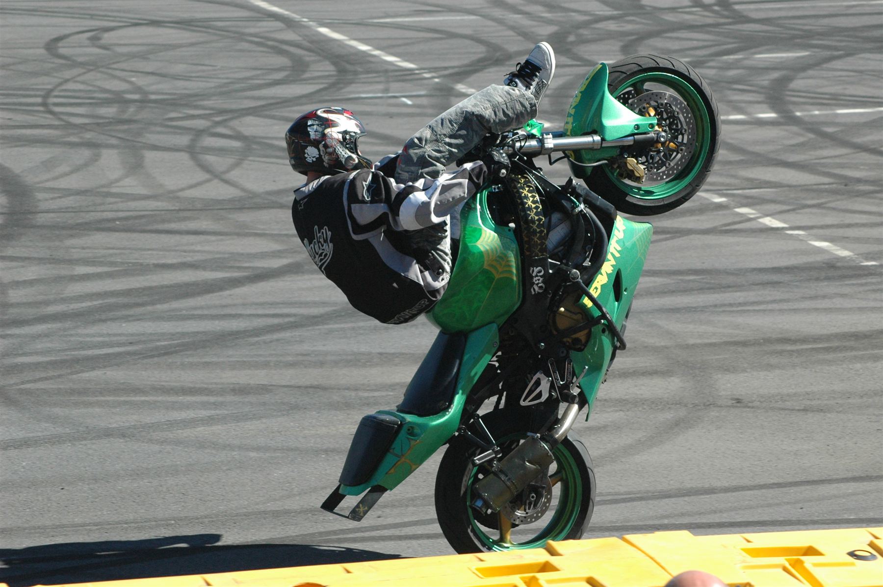 Circle wheelie with tyre marks on the concrete